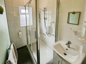 Shower room- click for photo gallery